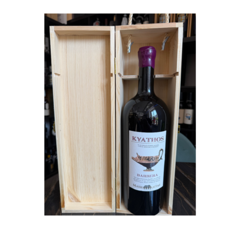 Masseria Frattasi "Kyathos" Barbera 2022 | 1,5 L (confezione in legno)